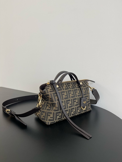 フェンディバッグ背面デザイン